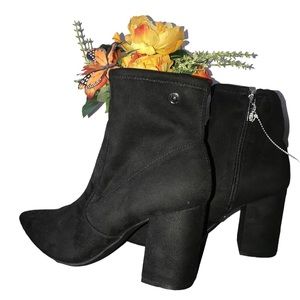 Unisa boots- size10 -Black